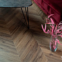 Фотографии в интерьере, ПВХ плитка, кварц виниловый ламинат Vinilam Parquet Chevron Glue Лувр